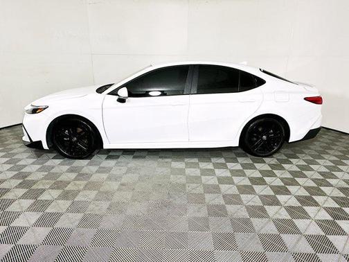 Ice 2025 Toyota Camry SE
