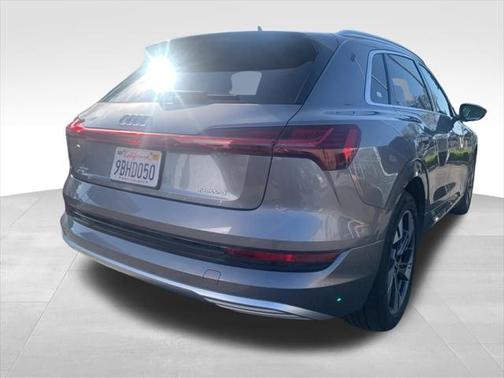2022 Audi e-tron Premium Plus