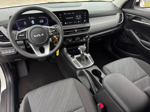 Snow White Pearl 2026 Kia Seltos LX