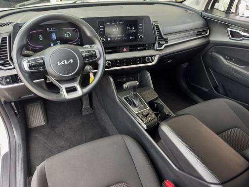 Snow White Pearl 2024 Kia Sportage LX