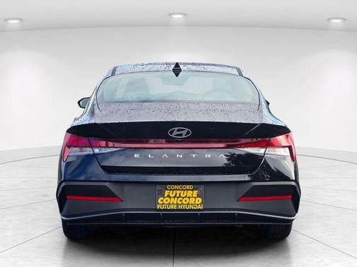 Black 2026 Hyundai ELANTRA SE