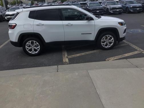 Bright White Clearcoat 2024 Jeep Compass Latitude