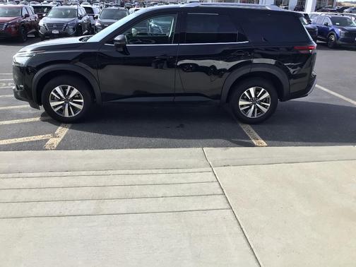 2025 Nissan Pathfinder SL