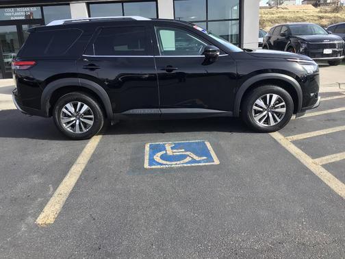 2025 Nissan Pathfinder SL