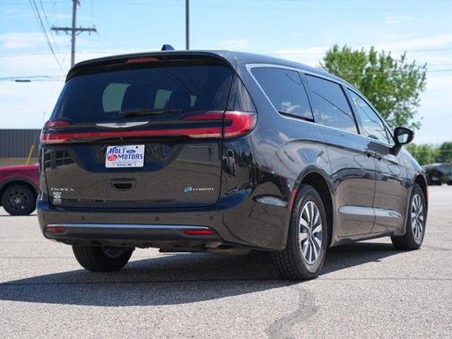 Brilliant Black Crystal Pearlcoat 2023 Chrysler Pacifica Hybrid Touring L