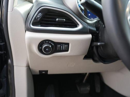 Brilliant Black Crystal Pearlcoat 2023 Chrysler Pacifica Hybrid Touring L