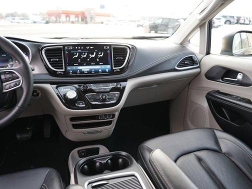 Brilliant Black Crystal Pearlcoat 2023 Chrysler Pacifica Hybrid Touring L