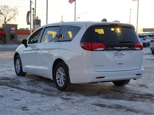 2023 Chrysler Voyager LX