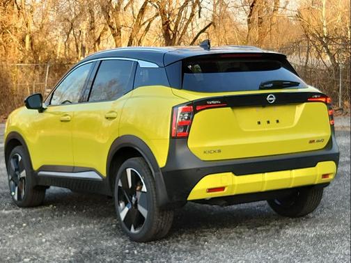 2025 Nissan Kicks SR