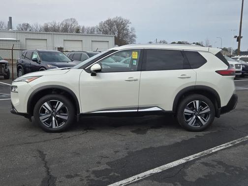 Pearl White Tricoat 2023 Nissan Rogue SL