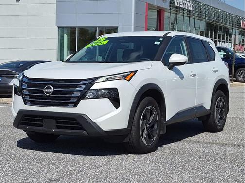 Everest White Pearl 2025 Nissan Rogue SV