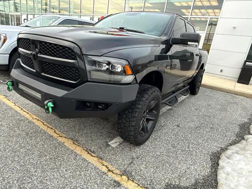 2017 RAM 1500 Night Crew Cab 4x4 5'7' Box