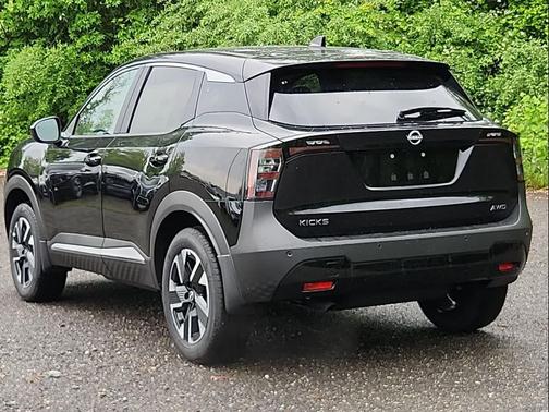 Super Black 2025 Nissan Kicks SV