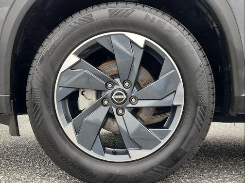 Gun Metallic 2024 Nissan Rogue SV