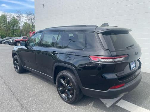 Diamond Black Crystal Pearlcoat 2023 Jeep Grand Cherokee L Altitude