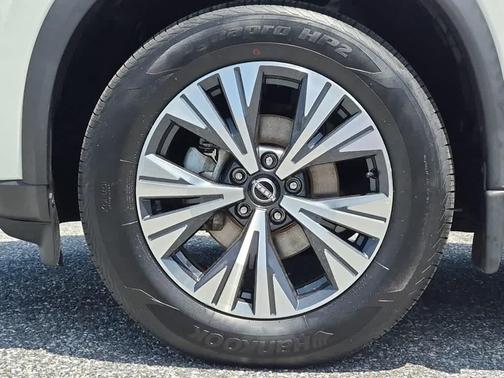 Pearl White Tricoat 2023 Nissan Rogue SV