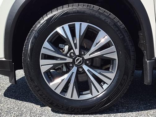 Pearl White Tricoat 2023 Nissan Rogue SV