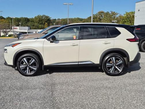 Pearl White Tricoat/Super Black 2022 Nissan Rogue SL