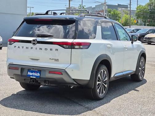 Everest White Pearl Tricoat/Super Black 2026 Nissan Pathfinder Platinum