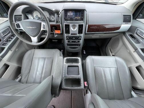 2010 Chrysler Town & Country Touring
