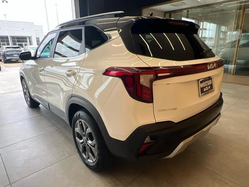 Clear White / Black Roof 2024 Kia Seltos S