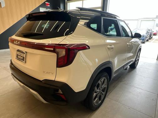 Clear White / Black Roof 2024 Kia Seltos S