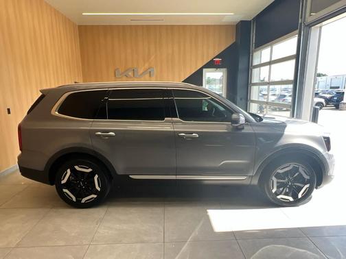 Everlasting Silver 2023 Kia Telluride S