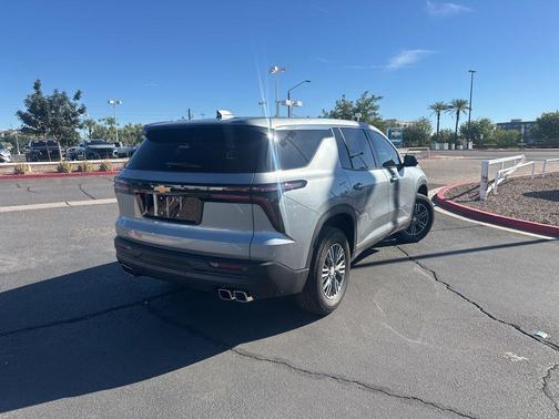 2024 Chevrolet Traverse LS