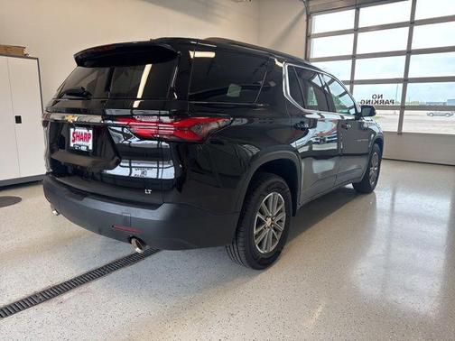 Mosaic Black Metallic 2023 Chevrolet Traverse LT Cloth