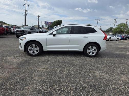 White 2022 Volvo XC60 B5 Momentum