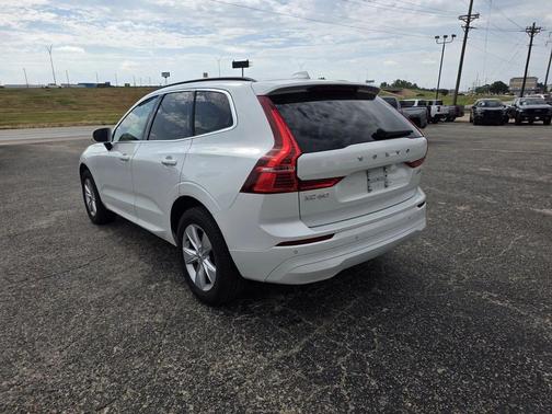 White 2022 Volvo XC60 B5 Momentum