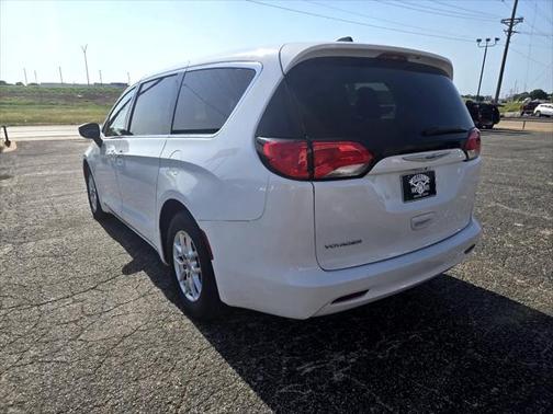 2022 Chrysler Voyager LX