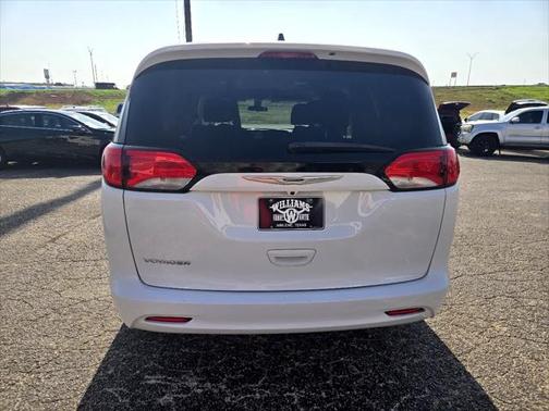 2022 Chrysler Voyager LX