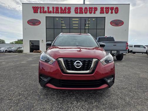 Cayenne Red 2018 Nissan Kicks SR