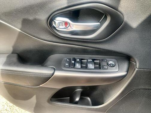 Diamond Black Crystal Pearlcoat 2019 Jeep Cherokee Latitude Plus