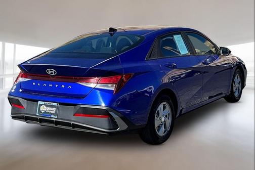 2024 Hyundai ELANTRA SE