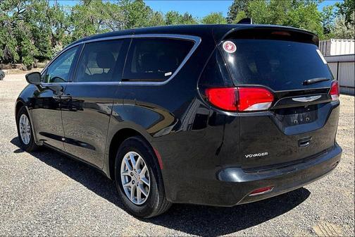 Brilliant Black Crystal Pearlcoat 2022 Chrysler Voyager LX