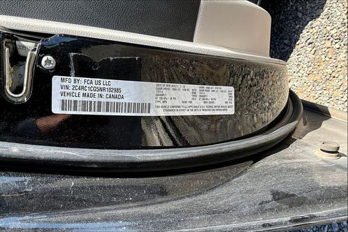 Brilliant Black Crystal Pearlcoat 2022 Chrysler Voyager LX