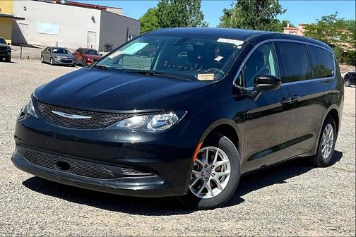 Brilliant Black Crystal Pearlcoat 2022 Chrysler Voyager LX