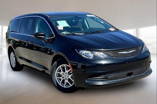 Brilliant Black Crystal Pearlcoat 2022 Chrysler Voyager LX