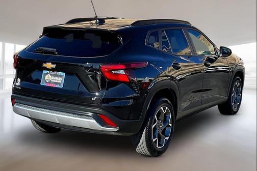 Mosaic Black Metallic 2025 Chevrolet Trax LT