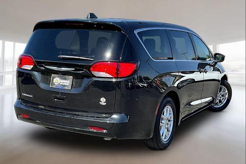 Brilliant Black Crystal Pearlcoat 2022 Chrysler Voyager LX
