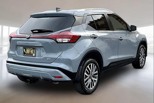 Boulder Gray Pearl 2023 Nissan Kicks SV