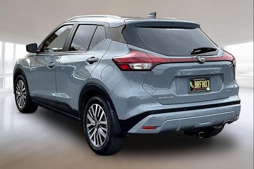 Boulder Gray Pearl 2023 Nissan Kicks SV