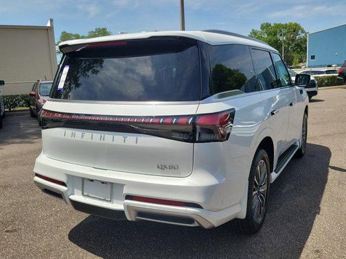 Radiant White 2026 INFINITI QX80 Luxe