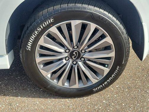 Radiant White 2026 INFINITI QX80 Luxe