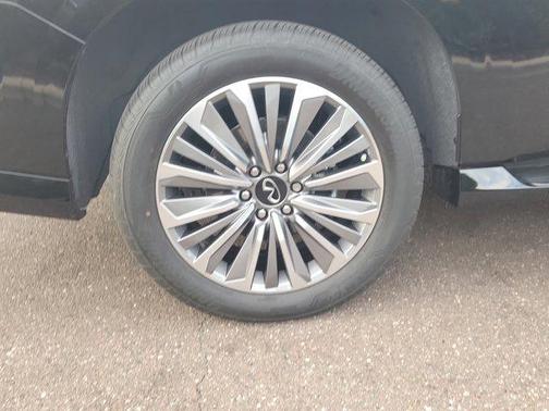 2025 INFINITI QX80 Luxe