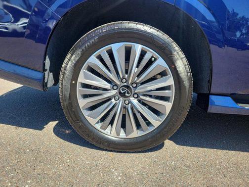 2025 INFINITI QX80 Luxe