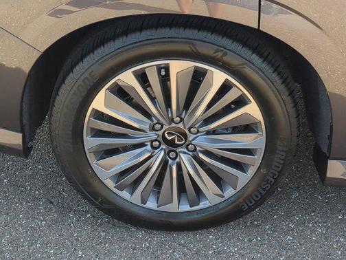2025 INFINITI QX80 Luxe
