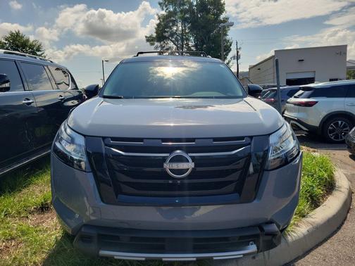 Solid Gray/Super Black 2024 Nissan Pathfinder SL FWD
